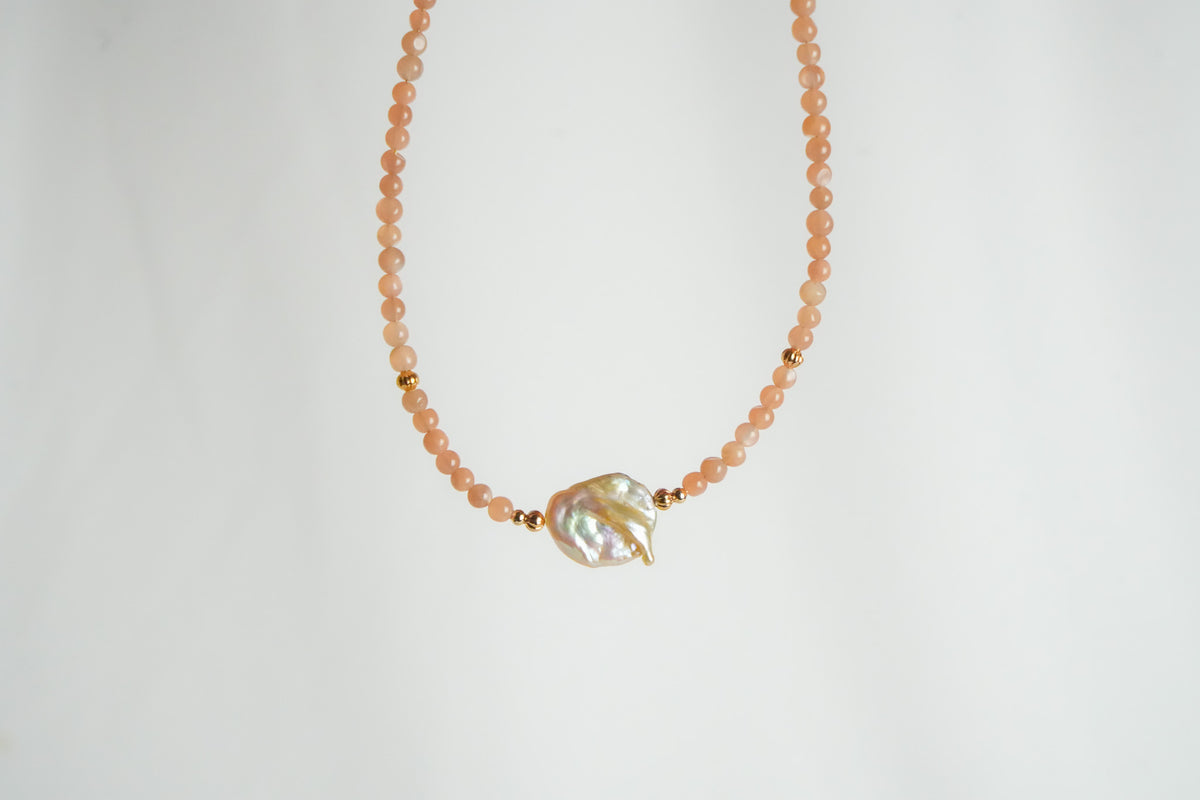 Núcleo de Perla - Choker de peach moonstone con perla natural