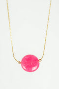 Fractal - Collar con dije de ágata teñida magenta