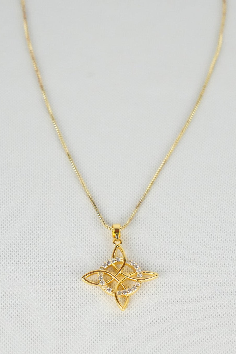 Nudo dorado - Collar con dije de nudo infinito