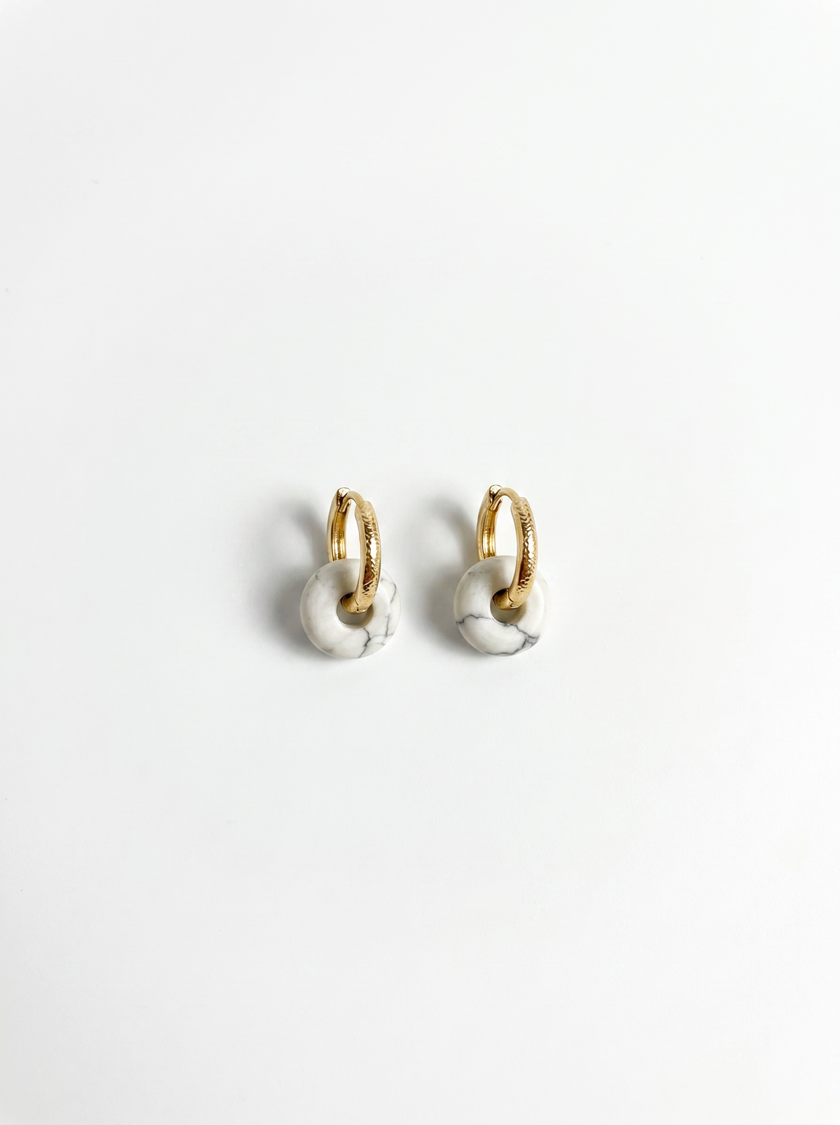 Aro Portal - Aretes con aro de howlita