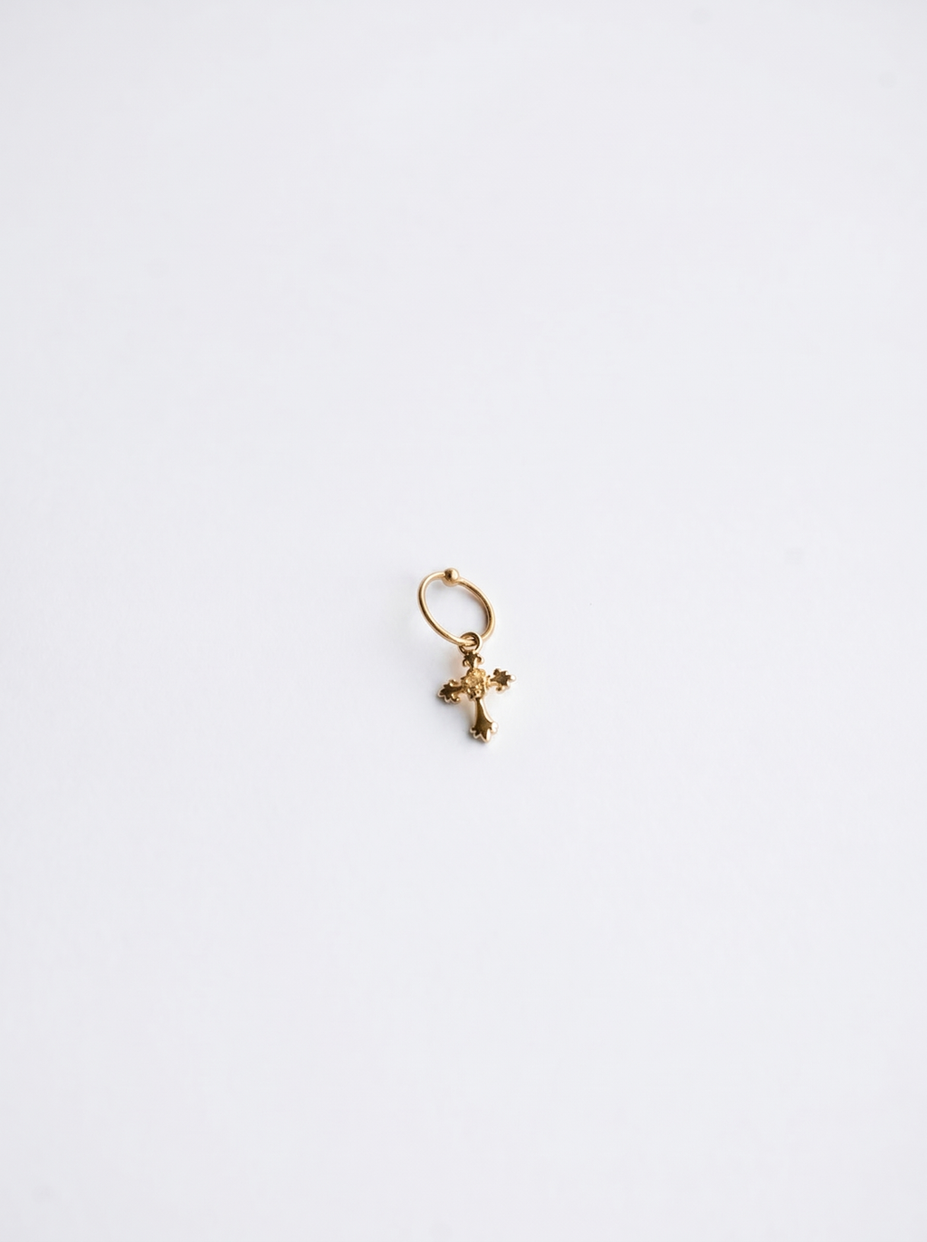 Vigía | Piercing de cruz con piedra
